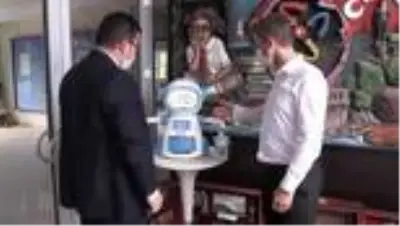 Son dakika sağlık: Ateş ölçüp dezenfektan sıkan, maske veren robot geliştirdiler Son dakika sağlık: Ateş ölçüp dezenfektan sıkan, maske veren robot geliştirdiler
