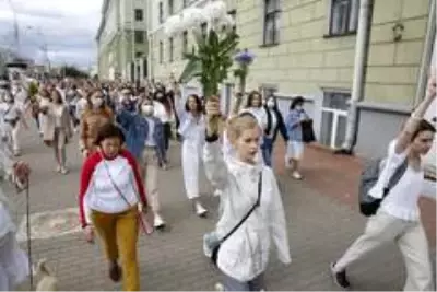 Belarus'ta devam eden protestolarda kadınlar sokaklara indi Belarus'ta devam eden protestolarda kadınlar sokaklara indi