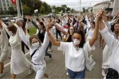 Belarus'ta devam eden protestolarda kadınlar sokaklara indi Belarus'ta devam eden protestolarda kadınlar sokaklara indi