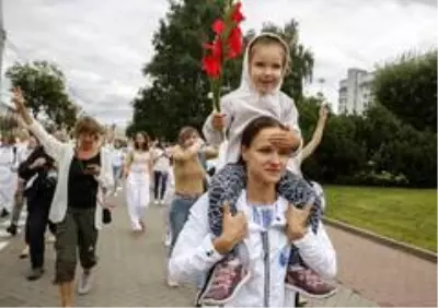 Belarus'ta devam eden protestolarda kadınlar sokaklara indi Belarus'ta devam eden protestolarda kadınlar sokaklara indi