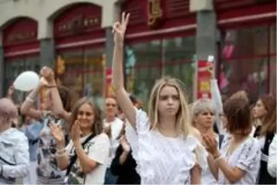 Belarus'ta devam eden protestolarda kadınlar sokaklara indi Belarus'ta devam eden protestolarda kadınlar sokaklara indi