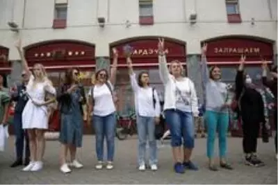 Belarus'ta devam eden protestolarda kadınlar sokaklara indi Belarus'ta devam eden protestolarda kadınlar sokaklara indi