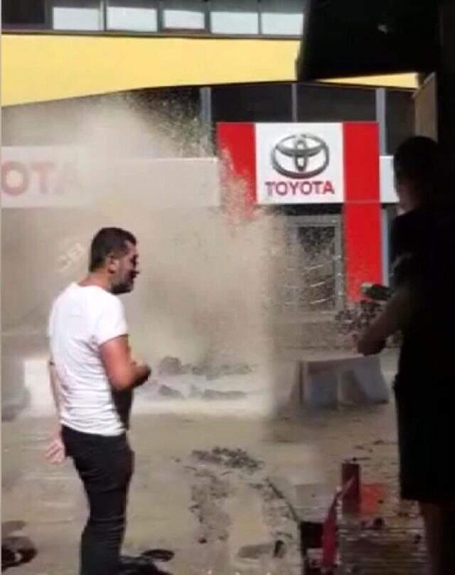 Beşiktaş'ta su borusu patladı, yollar göle döndü Beşiktaş'ta su borusu patladı, yollar göle döndü