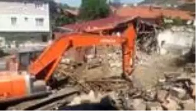 Çorum'daki yangında hayatını kaybeden iki çocuğun cansız bedenleri birbirlerine sarılı halde bulundu Çorum'daki yangında hayatını kaybeden iki çocuğun cansız bedenleri birbirlerine sarılı halde bulundu