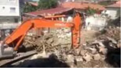 Çorum'daki yangında hayatını kaybeden iki çocuğun cansız bedenleri birbirlerine sarılı halde bulundu Çorum'daki yangında hayatını kaybeden iki çocuğun cansız bedenleri birbirlerine sarılı halde bulundu