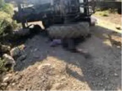 Devrilen traktörün altında kalan çift öldü Devrilen traktörün altında kalan çift öldü