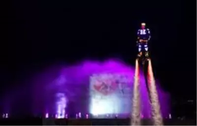 Flyboard gösterisi yürekleri ağza getirdi Flyboard gösterisi yürekleri ağza getirdi
