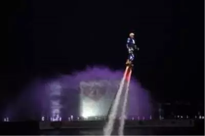 Flyboard gösterisi yürekleri ağza getirdi Flyboard gösterisi yürekleri ağza getirdi