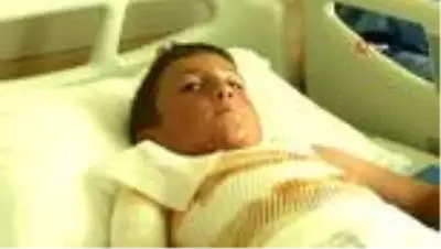 Gömleğindeki ipi yakmak isteyen çocuk kendini yaktı Gömleğindeki ipi yakmak isteyen çocuk kendini yaktı