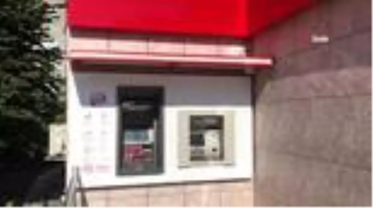 Güneşliği olmayan ATM'de vatandaşlar işlem yaparken zorlanıyor