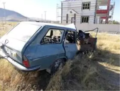 Kamyon ile otomobil çarpıştı 1'i ağır 2 yaralı Kamyon ile otomobil çarpıştı 1'i ağır 2 yaralı