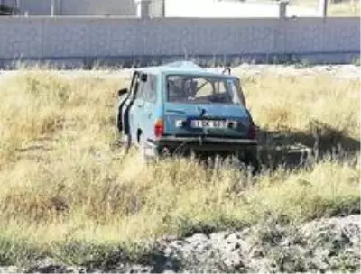 Kamyon ile otomobil çarpıştı 1'i ağır 2 yaralı Kamyon ile otomobil çarpıştı 1'i ağır 2 yaralı