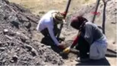KARS Ani'de tarihi yapıtların duvarları aşk ilan alanı oldu KARS Ani'de tarihi yapıtların duvarları aşk ilan alanı oldu