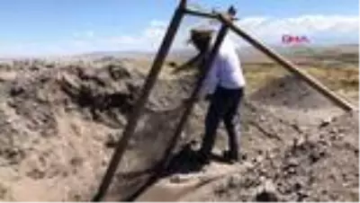 KARS Ani'de tarihi yapıtların duvarları aşk ilan alanı oldu KARS Ani'de tarihi yapıtların duvarları aşk ilan alanı oldu