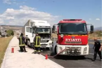 Kastamonu'da yanan tırı, yıldan geçen beton mikseri söndürdü Kastamonu'da yanan tırı, yıldan geçen beton mikseri söndürdü