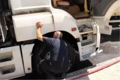 Kastamonu'da yanan tırı, yıldan geçen beton mikseri söndürdü Kastamonu'da yanan tırı, yıldan geçen beton mikseri söndürdü