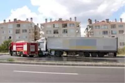 Kastamonu'da yanan tırı, yıldan geçen beton mikseri söndürdü Kastamonu'da yanan tırı, yıldan geçen beton mikseri söndürdü