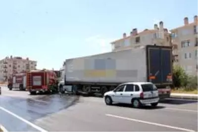 Kastamonu'da yanan tırı, yıldan geçen beton mikseri söndürdü Kastamonu'da yanan tırı, yıldan geçen beton mikseri söndürdü