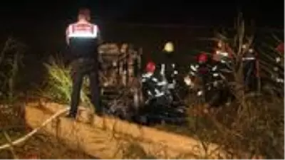 Kaza sonrası alev topuna dönen otomobilde sürücü feci şekilde can verdi Kaza sonrası alev topuna dönen otomobilde sürücü feci şekilde can verdi