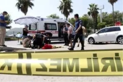Son dakika haberi... Kaza yapan yaralıyı güneşten branda ve şemsiye ile korudular Son dakika haberi... Kaza yapan yaralıyı güneşten branda ve şemsiye ile korudular