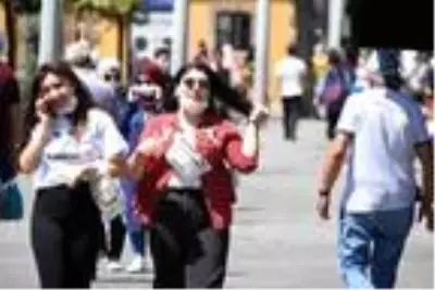 Konya'da vaka sayısı artışına rağmen maske takmayanlar var Konya'da vaka sayısı artışına rağmen maske takmayanlar var