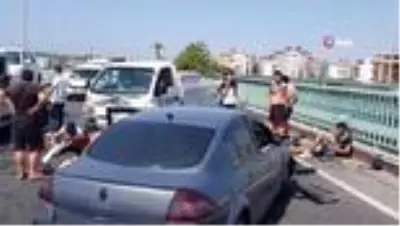 Akraba olan iki sürücü, köprüde trafik kazasına karıştı: 2 yaralı Akraba olan iki sürücü, köprüde trafik kazasına karıştı: 2 yaralı