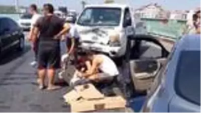 Akraba olan iki sürücü, köprüde trafik kazasına karıştı: 2 yaralı Akraba olan iki sürücü, köprüde trafik kazasına karıştı: 2 yaralı