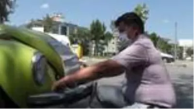 Kovid-19 tedbirlerine dikkati çekmek için arabasına maske taktı Kovid-19 tedbirlerine dikkati çekmek için arabasına maske taktı