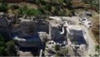 Kurtarma kazısı başlatılan 72 burçlu Kütahya Kalesi'nde 'Frig' kalıntıları aranacak Kurtarma kazısı başlatılan 72 burçlu Kütahya Kalesi'nde 'Frig' kalıntıları aranacak