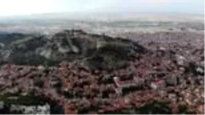 Kurtarma kazısı başlatılan 72 burçlu Kütahya Kalesi'nde 'Frig' kalıntıları aranacak Kurtarma kazısı başlatılan 72 burçlu Kütahya Kalesi'nde 'Frig' kalıntıları aranacak
