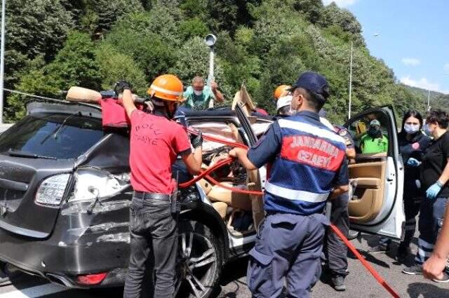 Lüks cipte can pazarı! Sürücü sıkıştığı yerden 1 saatte kurtarıldı Lüks cipte can pazarı! Sürücü sıkıştığı yerden 1 saatte kurtarıldı