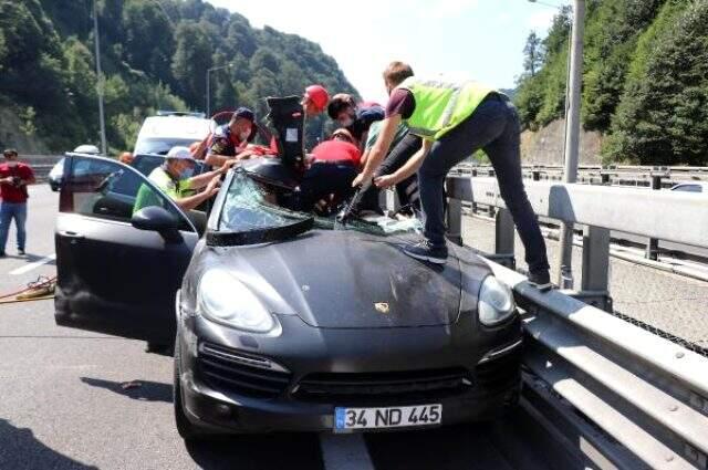 Lüks cipte can pazarı! Sürücü sıkıştığı yerden 1 saatte kurtarıldı Lüks cipte can pazarı! Sürücü sıkıştığı yerden 1 saatte kurtarıldı