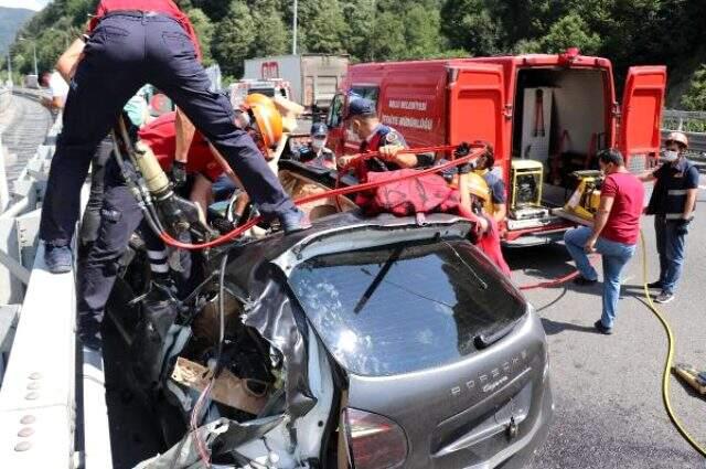 Lüks cipte can pazarı! Sürücü sıkıştığı yerden 1 saatte kurtarıldı Lüks cipte can pazarı! Sürücü sıkıştığı yerden 1 saatte kurtarıldı