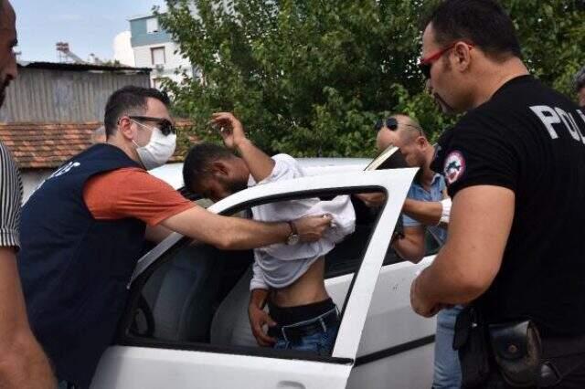 Otomobilinde bıçaklandı, 1600 lirası gasp edildi Otomobilinde bıçaklandı, 1600 lirası gasp edildi