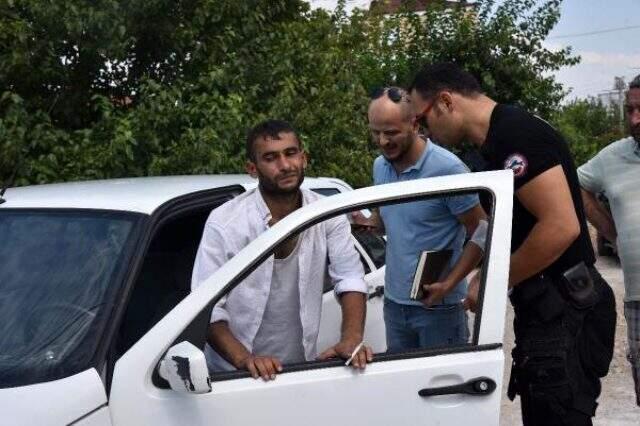 Otomobilinde bıçaklandı, 1600 lirası gasp edildi Otomobilinde bıçaklandı, 1600 lirası gasp edildi