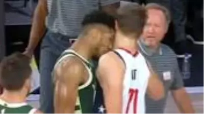 Sinirlerine hakim olamayan yıldız basketbolcu Giannis Antetokounmpo, rakibine kafa attı Sinirlerine hakim olamayan yıldız basketbolcu Giannis Antetokounmpo, rakibine kafa attı