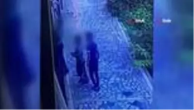 Son dakika haberleri... Üç çocuğun kamerayı kırıp dükkanlara zarar verdiği anlar kamerada Son dakika haberleri... Üç çocuğun kamerayı kırıp dükkanlara zarar verdiği anlar kamerada