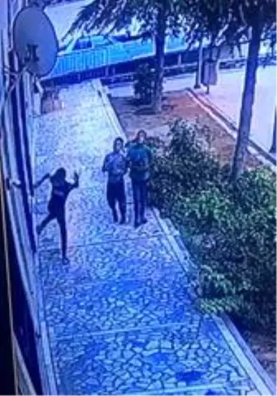 Son dakika haberi... Üç çocuk kamerayı kırıp dükkanlara zarar verdi Son dakika haberi... Üç çocuk kamerayı kırıp dükkanlara zarar verdi
