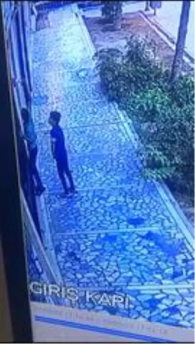 Son dakika haberi... Üç çocuk kamerayı kırıp dükkanlara zarar verdi Son dakika haberi... Üç çocuk kamerayı kırıp dükkanlara zarar verdi