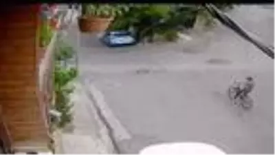 Ağaç, bisikletli çocuğun üstüne devrildi! Olay anı saniye saniye kamerada Ağaç, bisikletli çocuğun üstüne devrildi! Olay anı saniye saniye kamerada