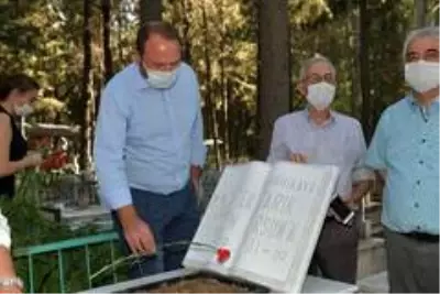 Usta edebiyatçı Tarık Dursun K. kabri başında anıldı Usta edebiyatçı Tarık Dursun K. kabri başında anıldı