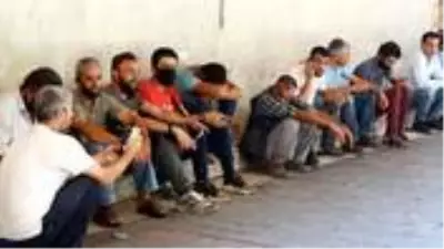 Vaka sayısının arttığı Şanlıurfa'da tedbirlere uyulmuyor! Son 2 haftada 2 bin 200 ev karantinaya alındı Vaka sayısının arttığı Şanlıurfa'da tedbirlere uyulmuyor! Son 2 haftada 2 bin 200 ev karantinaya alındı