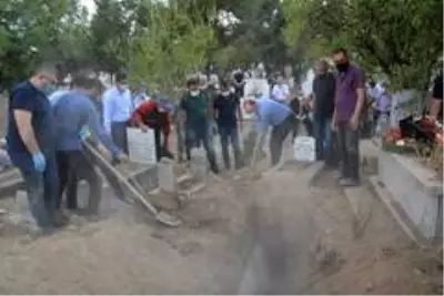 Vali Tutulmaz'ın babası toprağa verildi Vali Tutulmaz'ın babası toprağa verildi