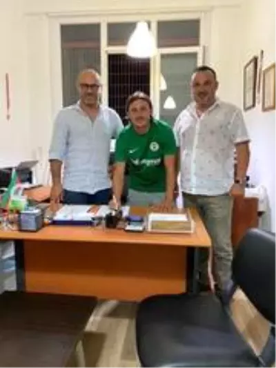 Yalovaspor 14 isimle sözleşme yeniledi Yalovaspor 14 isimle sözleşme yeniledi
