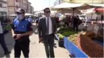 Zabıtalar semt pazarında 'korona virüs' denetiminde: 'Aileniz için maske takın' uyarısı Zabıtalar semt pazarında 'korona virüs' denetiminde: 'Aileniz için maske takın' uyarısı