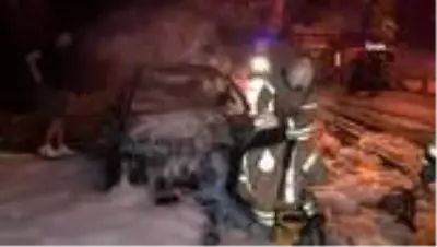 Alkollü gençlerin kaza yaptığı araç alev alev yandı Alkollü gençlerin kaza yaptığı araç alev alev yandı