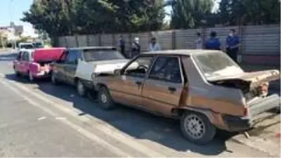 Araçlar domino taşı gibi birbirlerine çarptı: 1 yaralı Araçlar domino taşı gibi birbirlerine çarptı: 1 yaralı