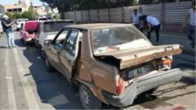 Araçlar domino taşı gibi birbirlerine çarptı: 1 yaralı Araçlar domino taşı gibi birbirlerine çarptı: 1 yaralı