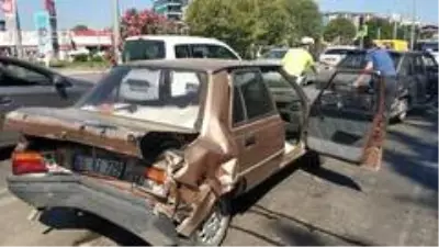 Araçlar domino taşı gibi birbirlerine çarptı: 1 yaralı Araçlar domino taşı gibi birbirlerine çarptı: 1 yaralı