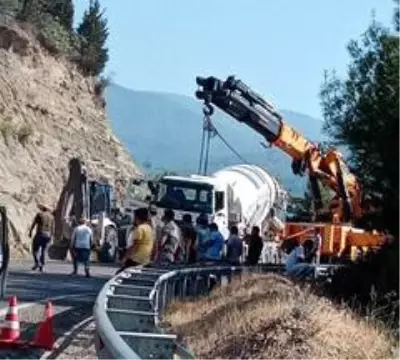 Beton mikseri devrildi, sürücü yaralı kurtuldu Beton mikseri devrildi, sürücü yaralı kurtuldu